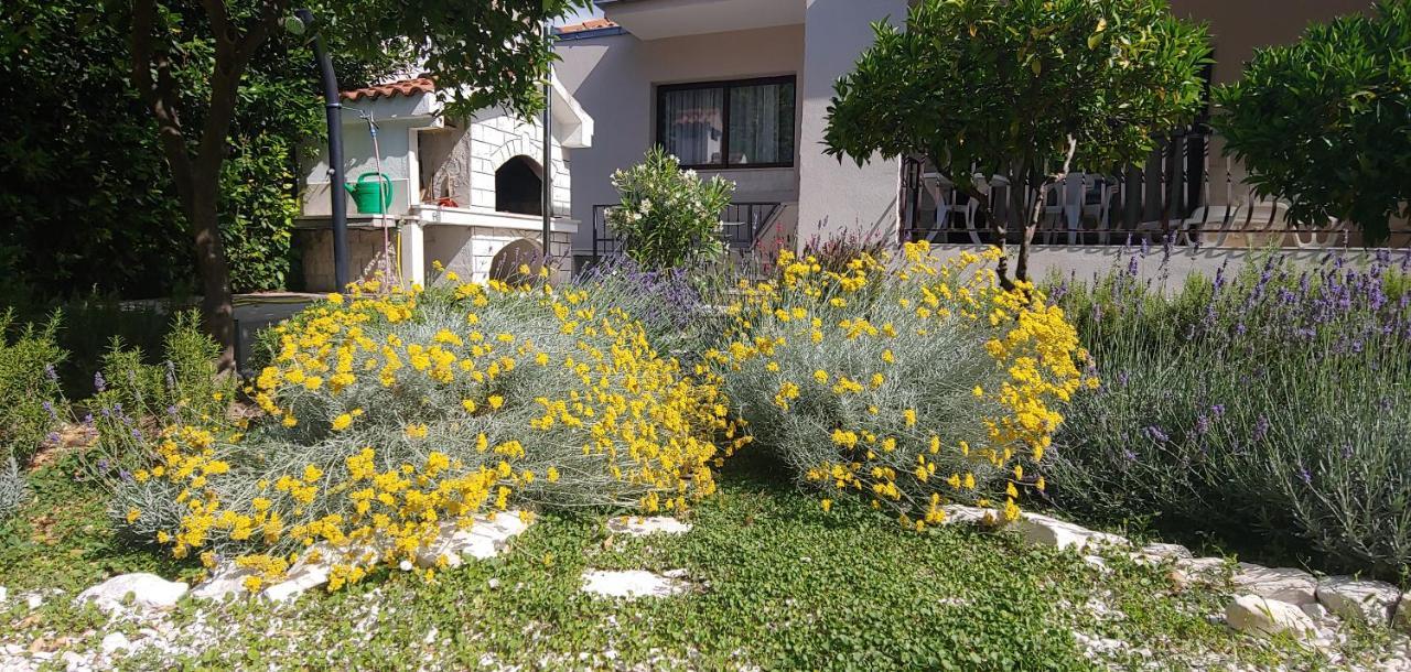 Holiday Home Ruzmarin Trogir Luaran gambar