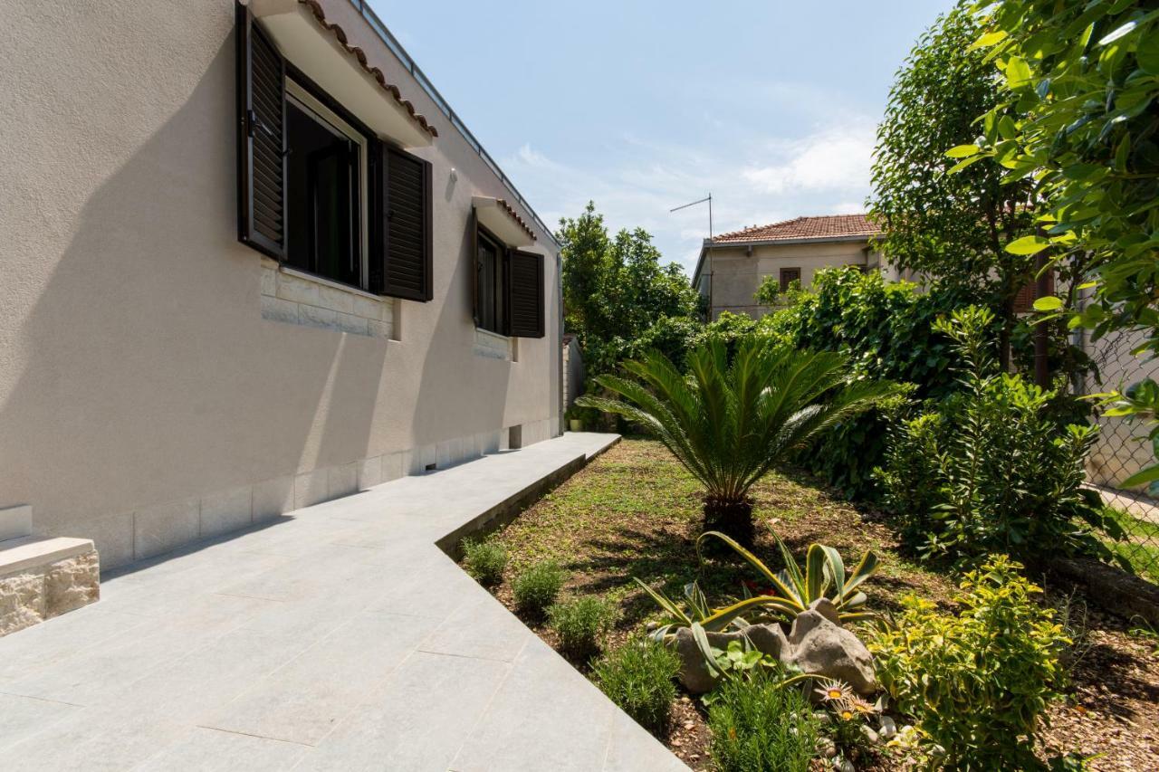 Holiday Home Ruzmarin Trogir Luaran gambar