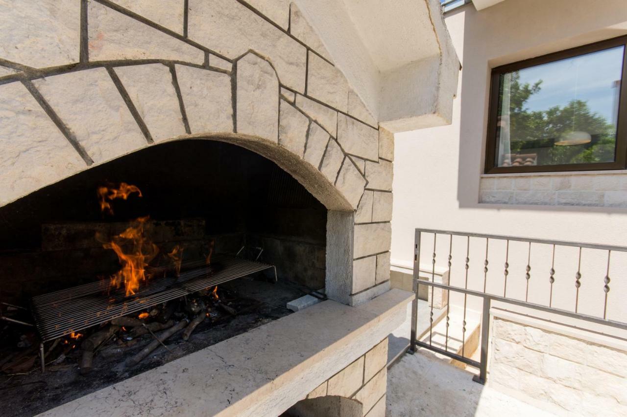 Holiday Home Ruzmarin Trogir Luaran gambar